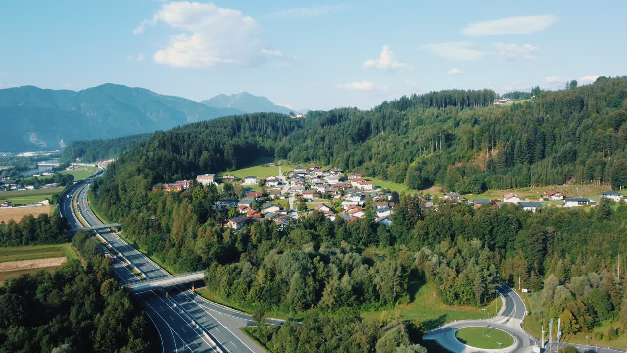 pueblo alpino y carretera