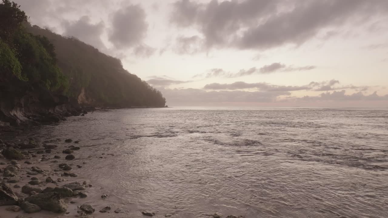 Ripresa con drone 4K di un'alba lungo le scogliere costiere di Bali, Indonesia