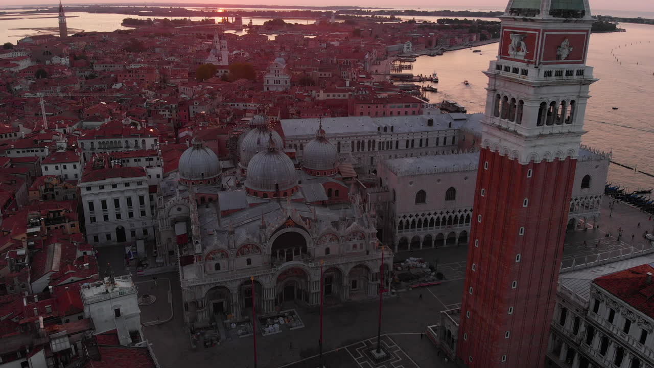 Vista aerea di Piazza San Marco all'alba a Venezia, Italia