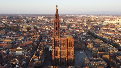 Catedral-De-Estrasburgo-Iluminada-Por-El-Sol,-Vuelo-Con-Drones