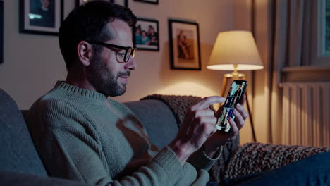 hombre usando teléfono móvil en casa