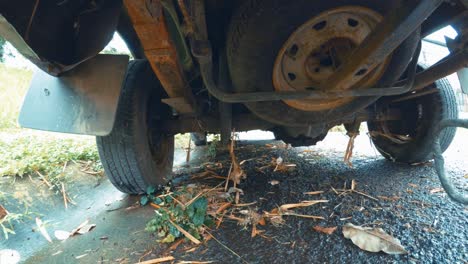 Parte-Inferior-De-Una-Vieja-Camioneta-Abandonada