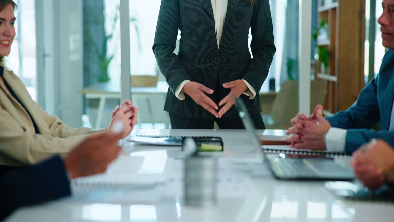 회의실 에서 팀 에게 프레젠테이션 을 하는 사업가