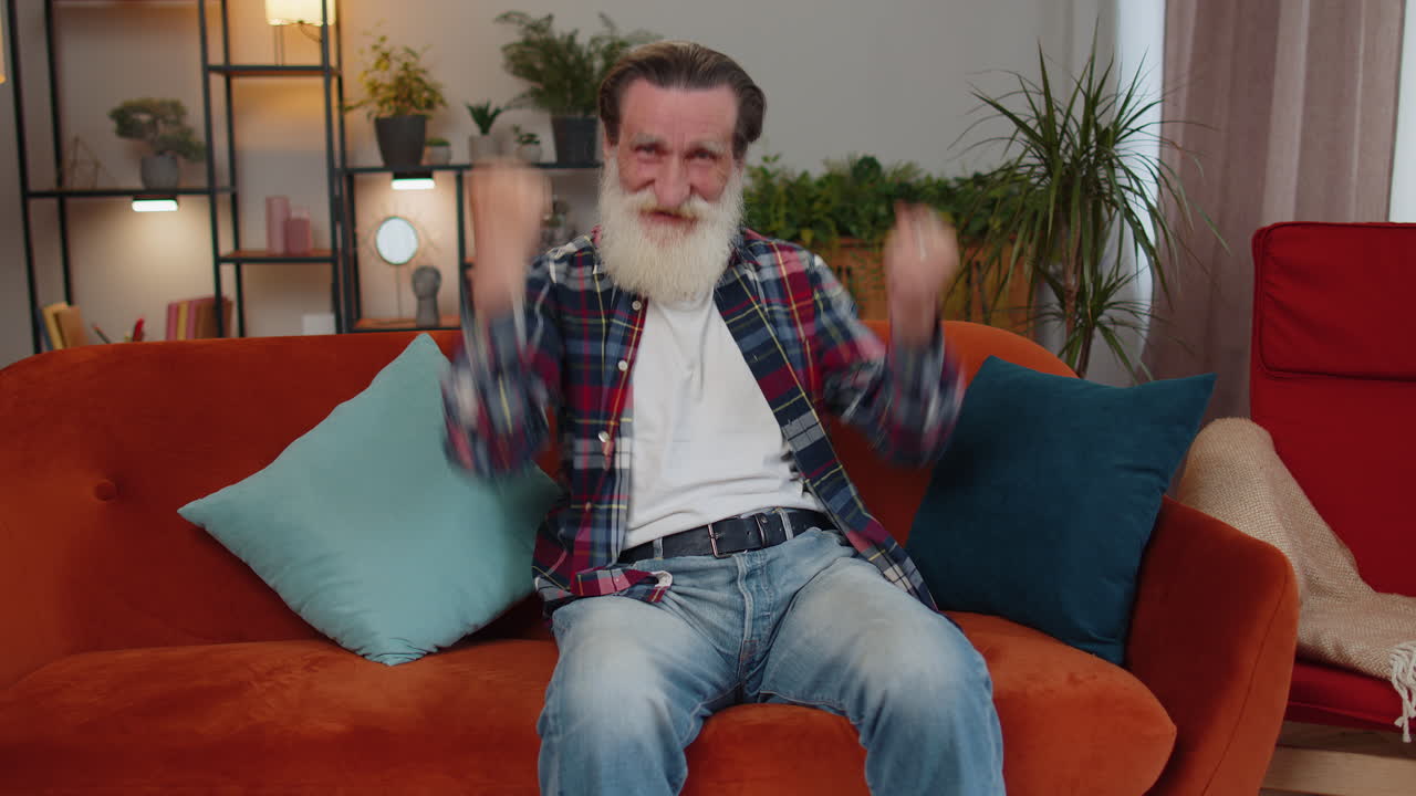 hombre mayor emocionado sorprendido, conmocionado por la repentina victoria, buenas noticias de victoria, celebrando, wow reacción