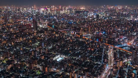 Tokyo-Japan-Skytree-Blick-Vom-Aussichtsturm-In-Sumida-Bei-Nacht-Zeitraffer-Mit-Blick-Auf-Die-Stadt-Unten-Mit-Autos-Und-Zügen,-Die-In-Der-Dunkelheit-über-Den-Fluss-Vorbeifahren