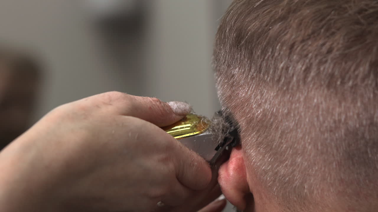 Taglio di capelli con rasoio elettrico