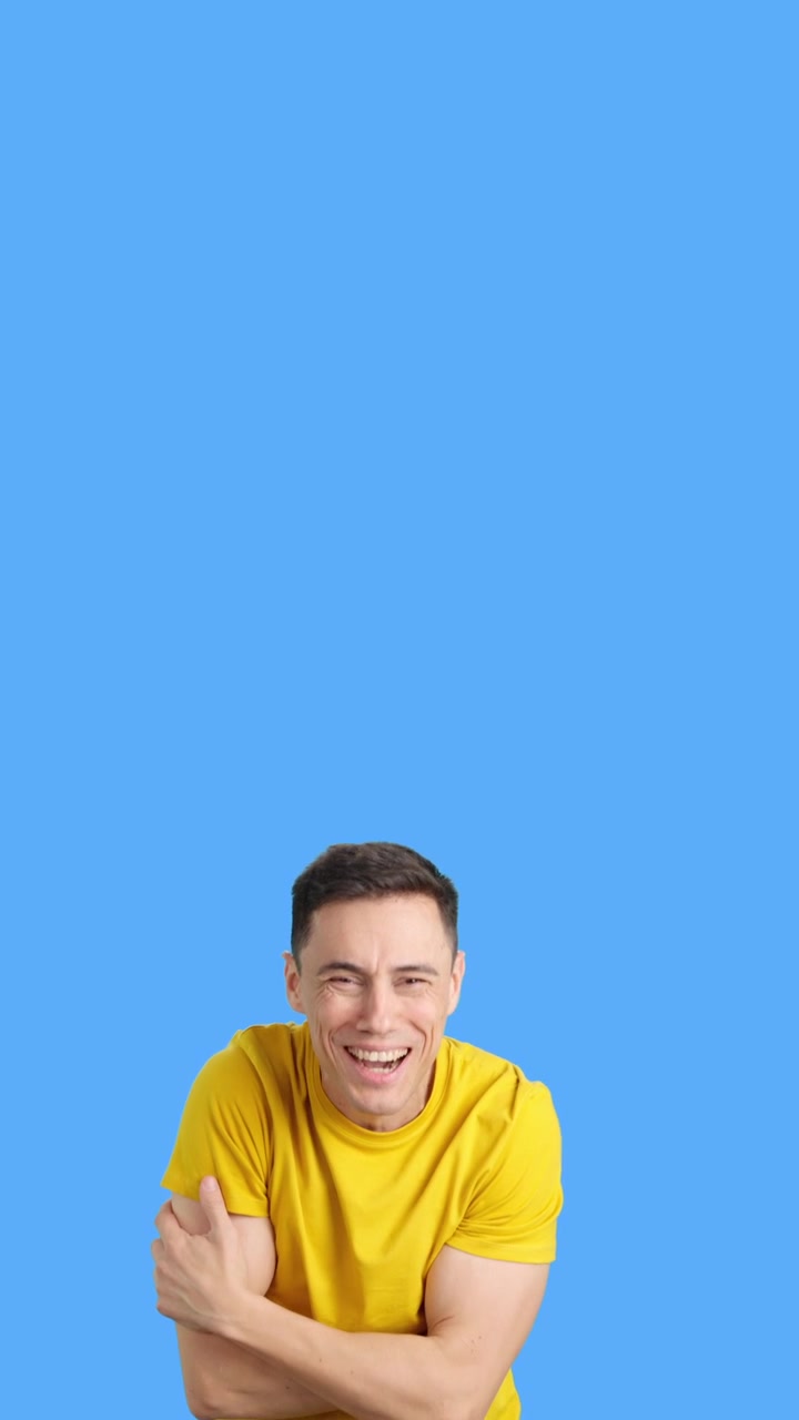 Uomo in maglietta gialla che esprime emozioni positive
