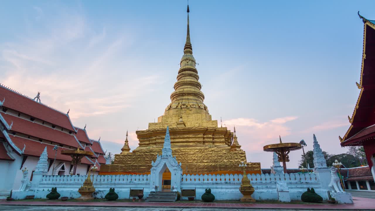 Tempio Wat Phra That Chae Haeng, luogo simbolo della provincia di Nan, Thailandia - Hyper Time Lapse