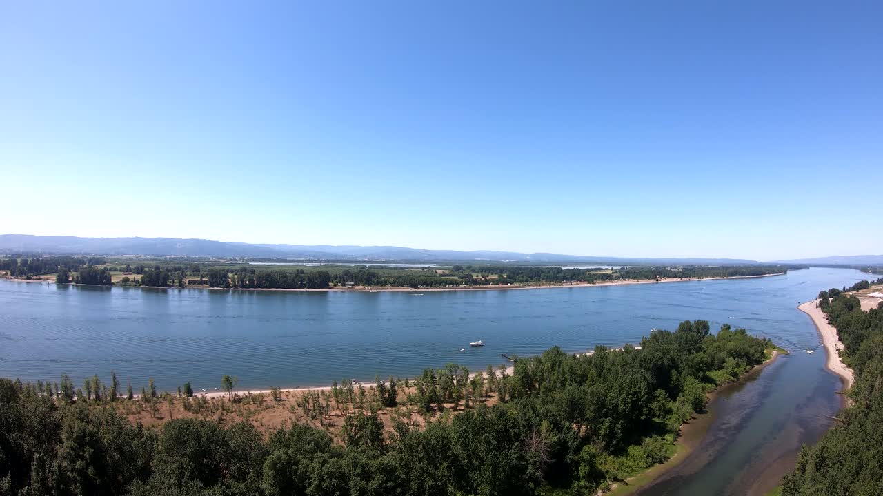 포틀랜트 강 위의 드론 비행