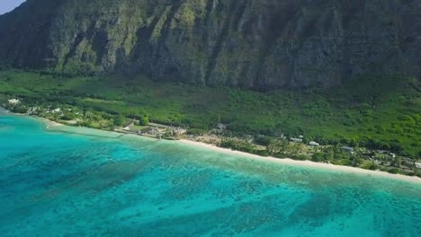 el parque de la playa de kaiona en la isla hawaiana de oahu se encuentra en el lado de barlovento frente al amanecer
