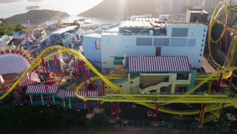 toma aérea lateral de la montaña rusa hair raider en ocean park hong kong durante la luz del atardecer