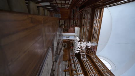 biblioteca teresiana mantova | lugar de madera con libros viejos y asientos