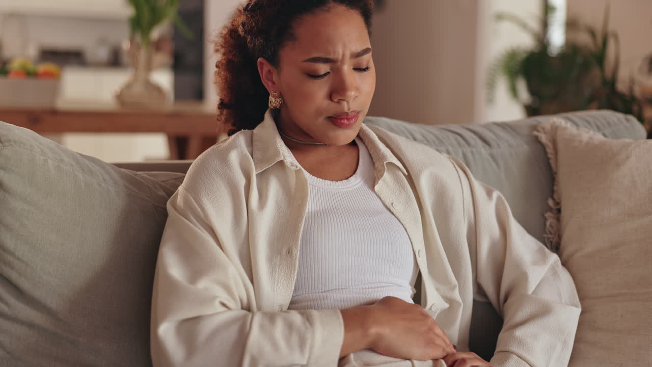 mujer con dolor abdominal