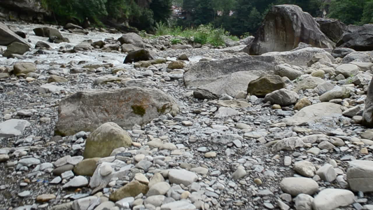 Fiume di montagna. Corrente nel fiume di montagna.