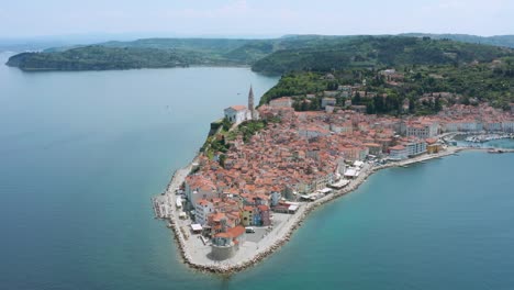vista aérea de la ciudad eslovena de piran en el mar adriático