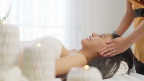 mujer recibiendo un masaje facial en un spa