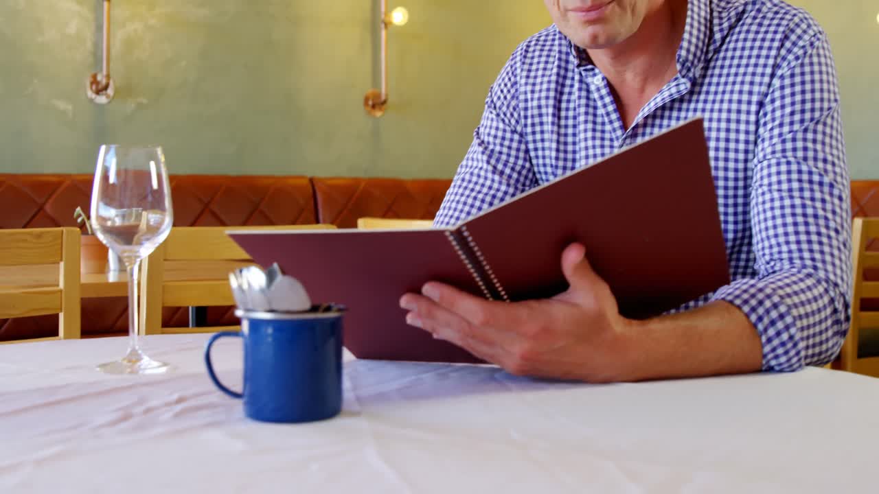 hombre comprobando el menú 4k