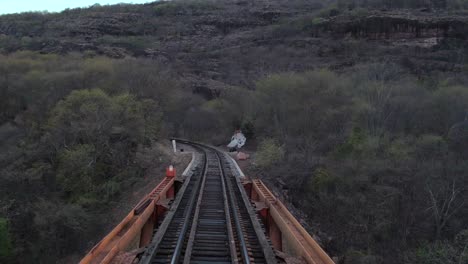 POV-Des-Billigzuges,-Der-Eine-Brücke-Passiert