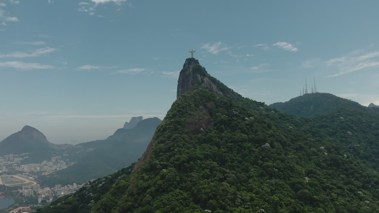 vista aérea panorâmica de cristo redentor com a floresta de tijuca, rio de janeiro, brasil