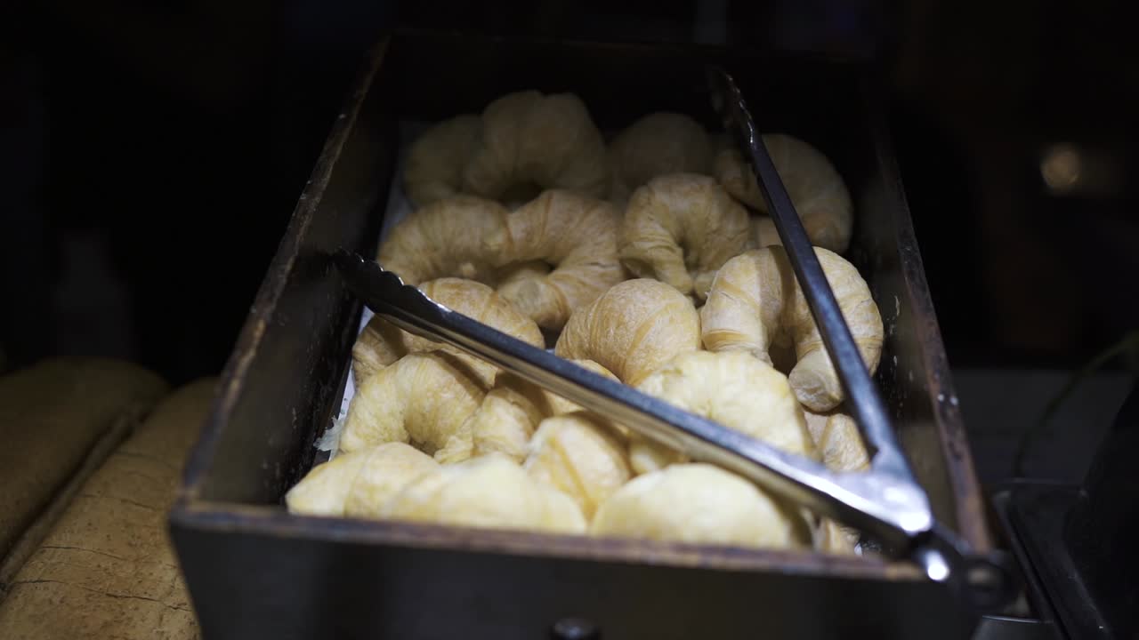 Calda atmosfera da panetteria con croissant appena sfornati in una scatola di legno rustica