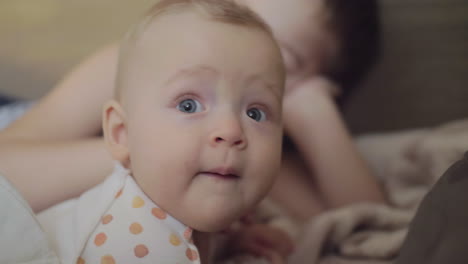 Retrato-Casero-De-Una-Niña-De-Siete-Meses-Con-Ojos-Azules-Muy-Abiertos