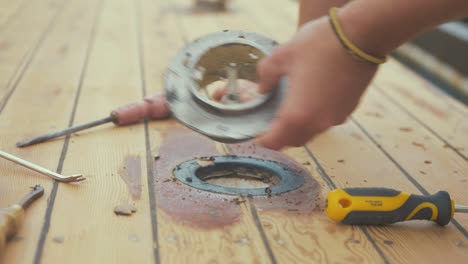 extracción de ventilación en el techo del viejo barco de madera de cerca