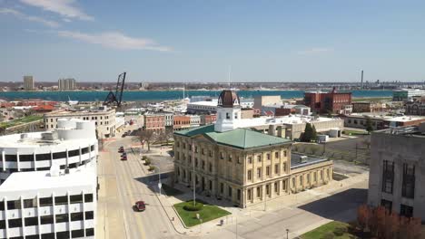 Juzgado-Federal-De-Estados-Unidos-En-Port-Huron,-Michigan-Con-Video-De-Drone-Saliendo