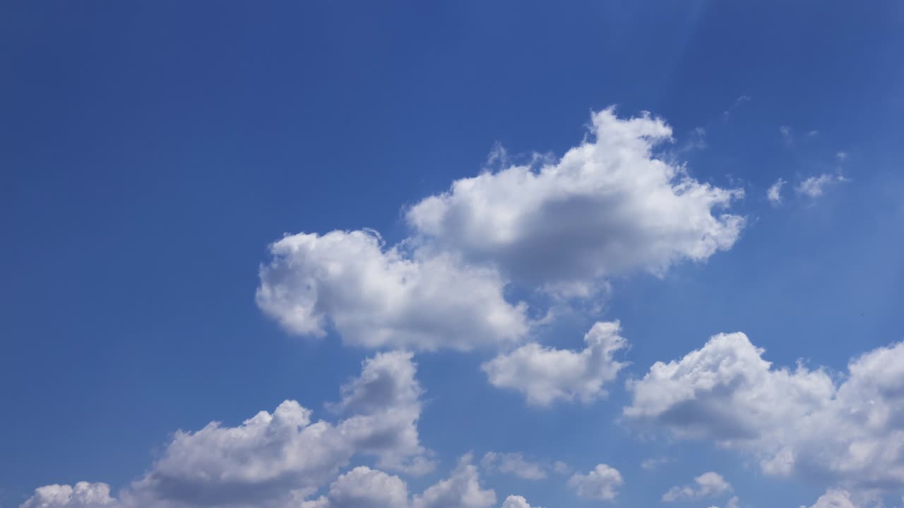 평화롭게 변하는 루프 구름