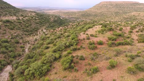 Vista-Aérea-Del-Paisaje-Montañoso-De-La-Región-De-Karoo-En-Sudáfrica.