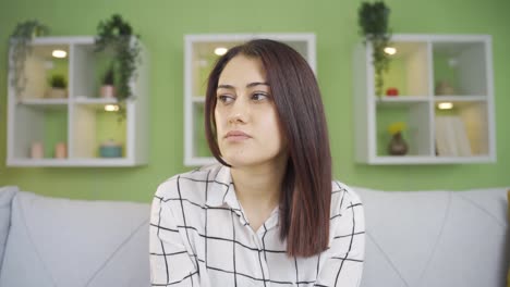 mujer infeliz, deprimida, pensativa y que no se siente bien en casa.