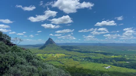 Gloriosos-Cielos-Azules-Con-Nubes-Blancas-En-Un-Plano-General-Con-Vistas-A-Las-Montañas-De-Invernadero-Desde-La-Cima-Del-Monte-Ngungun