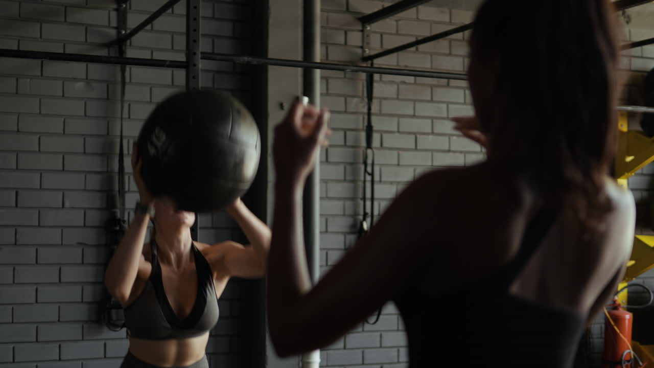 체육관 에서 농구 연습 을 하는 여자 들