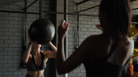 mujeres practicando baloncesto en un gimnasio