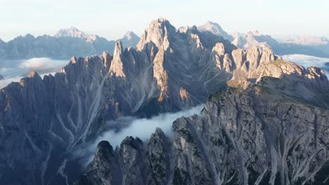 weiße wolken unter schroffen dolomiten, cadini di misurina bei sonnenaufgang