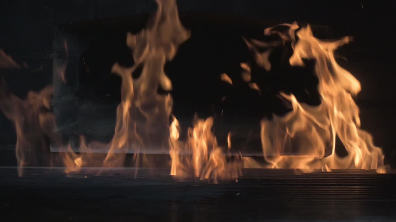 Un feu filmé dans un four en pierre.