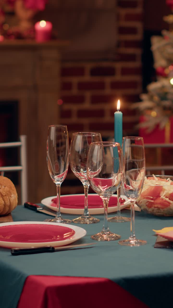 Tavola imbandita per le feste con calici da vino e candele