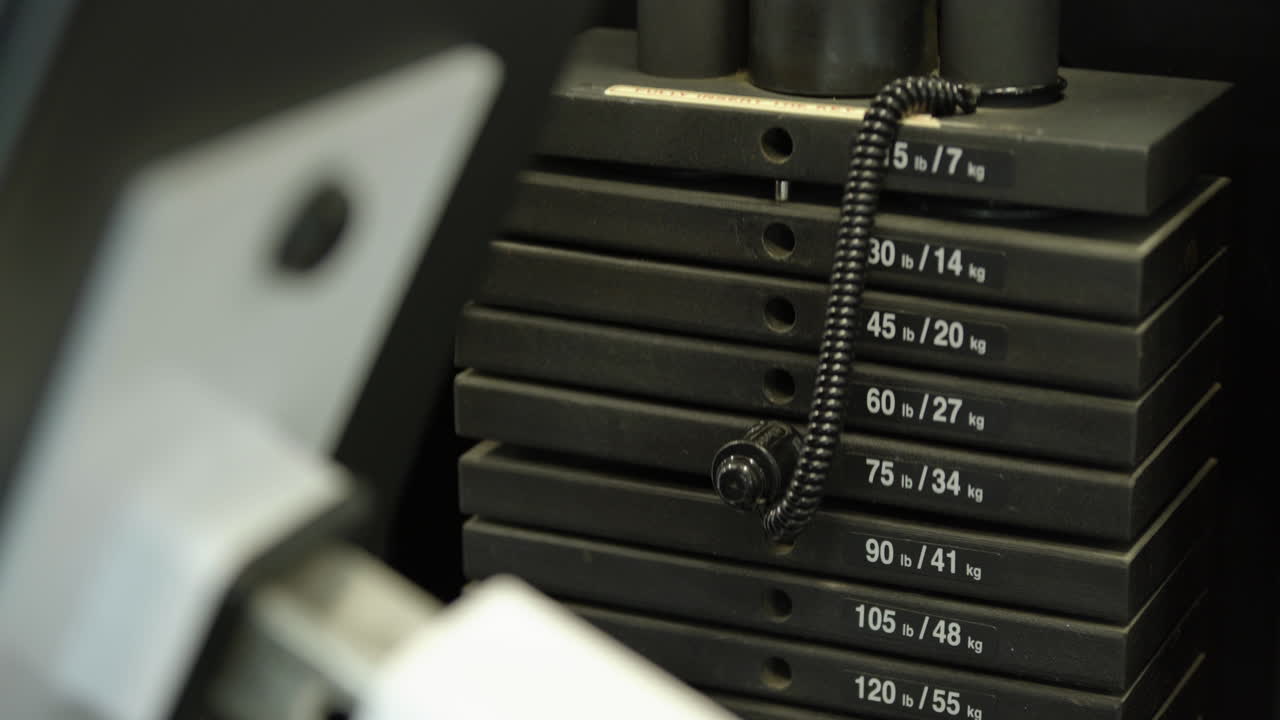 75파운드 또는 34kg의 역기를 기계에서 반복적으로 들어 올리는 것