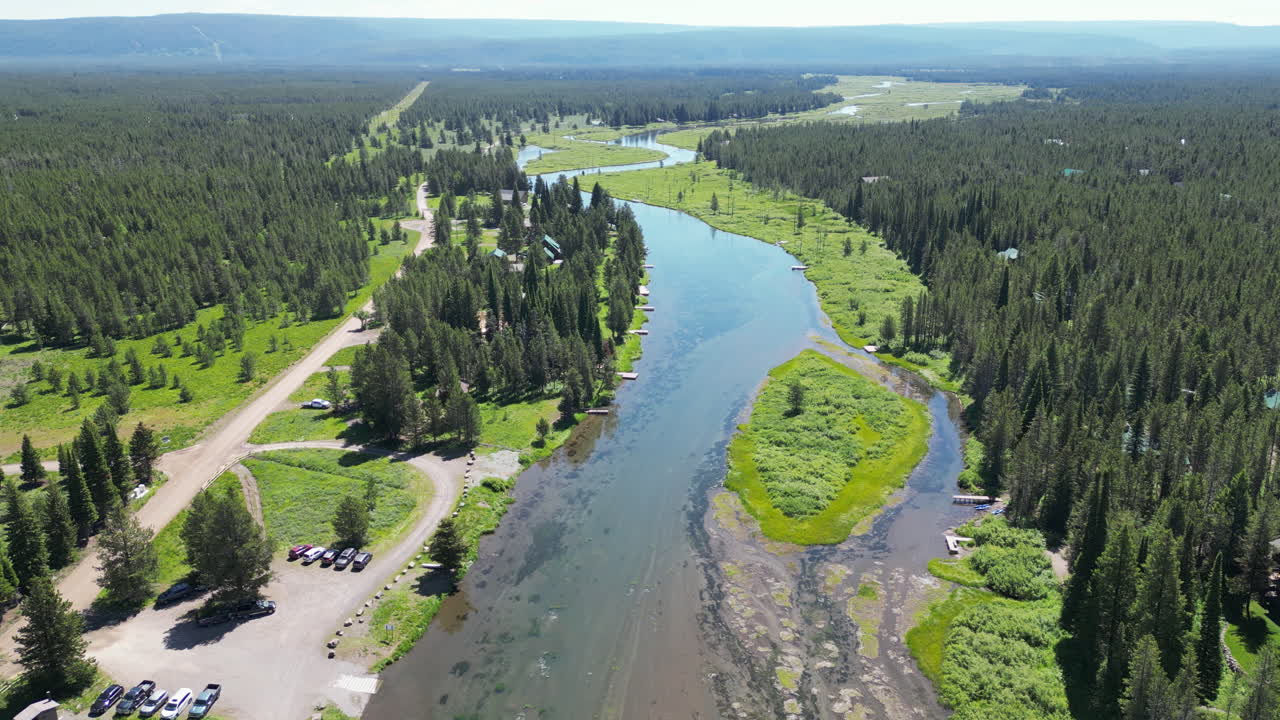 Kaunis metsäjoki lähellä virkistysleirintäaluetta