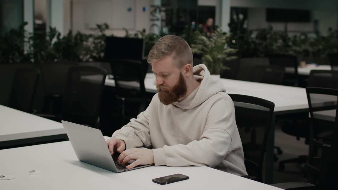 человек, работающий на ноутбуке в современном офисе