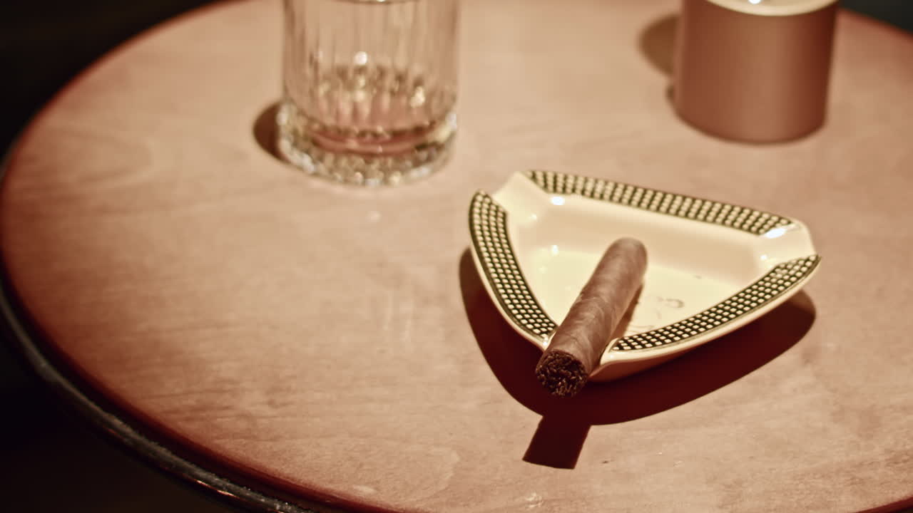 그리고 술집에서 담배와 위스키를