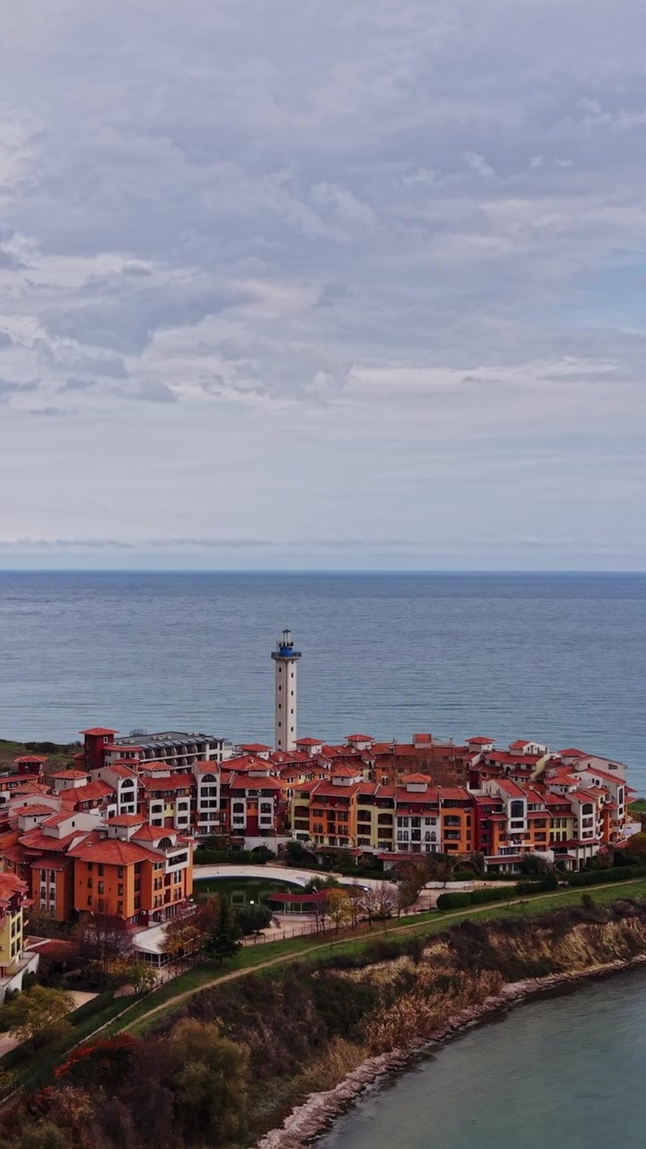 Vista aerea di un drone che cattura il paesaggio costiero in Bulgaria durante una giornata nuvolosa