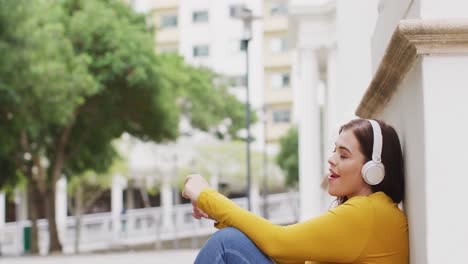 joven mujer caucásica escuchando música