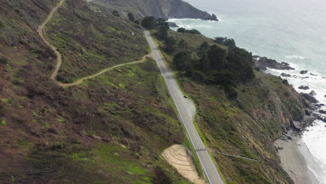 vista escénica de la carretera costera, lavado de rat creek, big sur, nosotros