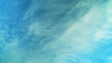 las nubes se mueven en dos direcciones a través del cielo azul, fondo