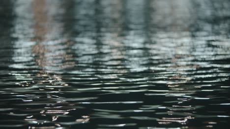 Nachtansicht-Von-Plätscherndem-Wasser-Mit-Lichtreflexion