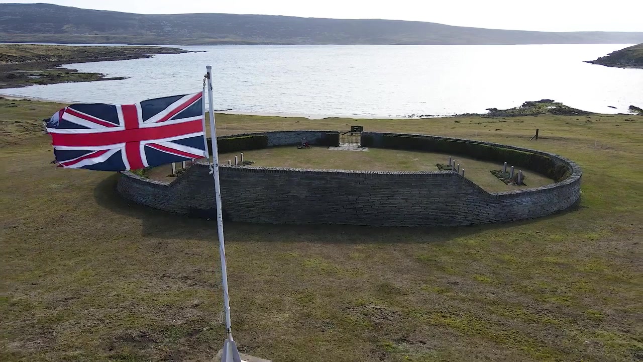 Kamera schwenkt über Goose Green und den Darwin-Friedhof mit der letzten Ruhestätte von Soldaten, die bei der Verteidigung gegen die argentinische Invasion von 1982 getötet wurden