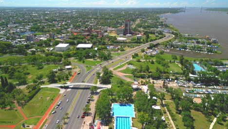 Rosario-Argentina-Provincia-De-Santa-Fe-Imágenes-Aéreas-Con-Drones-De-La-Ciudad-Vistas-Del-Río-Paraná-Piscina-Del-Parque-Alem