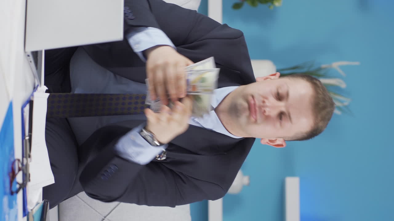 вертикальное видео домашнего офисного работника мужчина скупен и любит деньги.