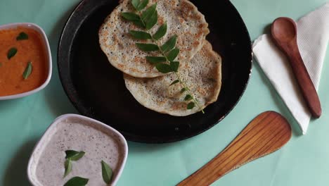 Oothappam-Giratorio---Dosa---Desayuno-Del-Sur-De-La-India-Con-Lentejas-De-Arroz-Y-Verduras-Servidas-Con-Chutney-De-Coco-Aislado-Sobre-Fondo-Verde