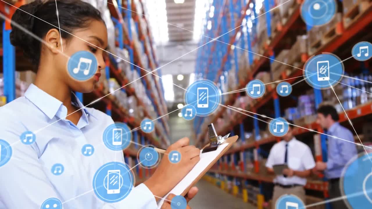 animación de una red de iconos digitales sobre una voluntaria biracial tomando notas en el almacén.